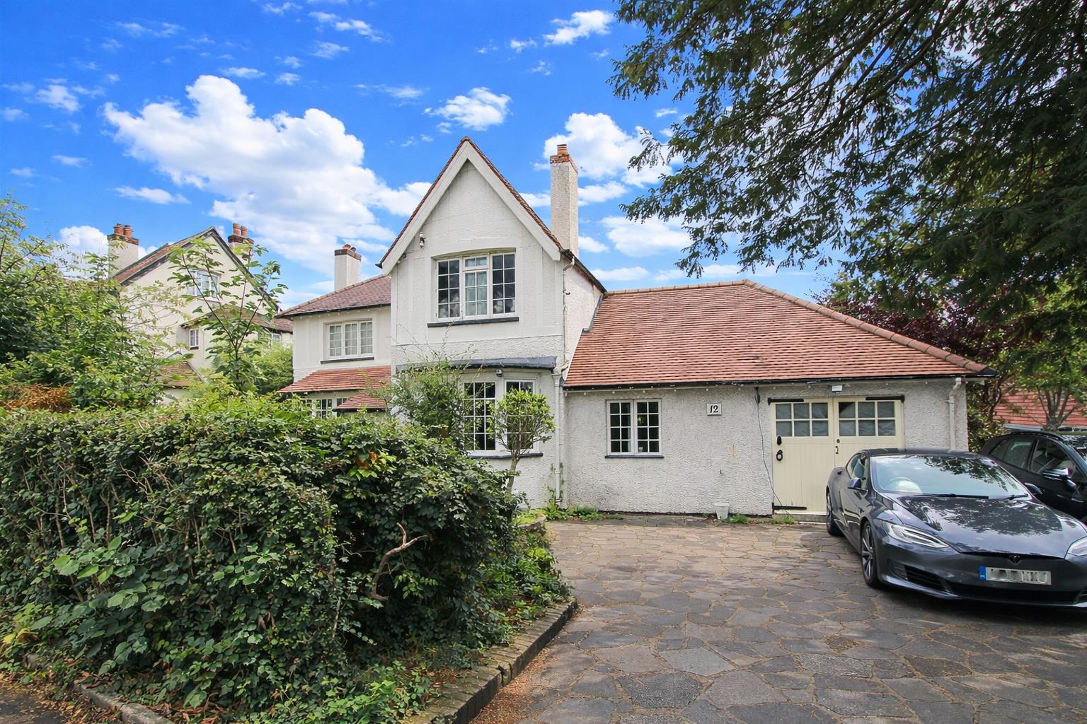 4 bed property in Woodcote Grove Road, Coulsdon